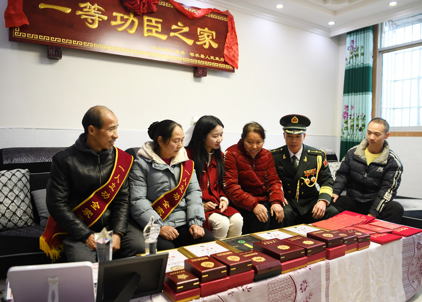 眾多獎章和證書見證著甘建超的奮斗歷程。廣安市退役軍人事務局供圖