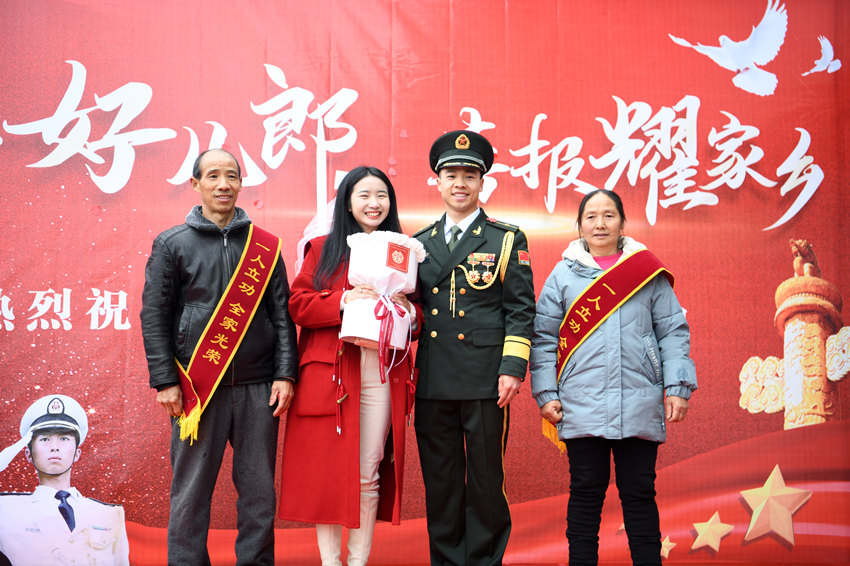 甘建超求婚成功。廣安市退役軍人事務局供圖