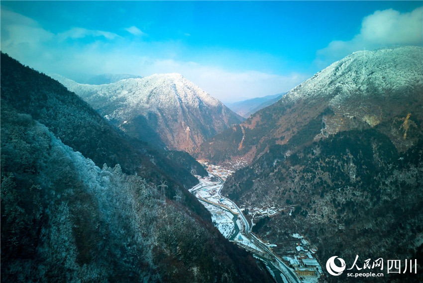 藍天、雪山、村寨相映生輝。胡宇攝