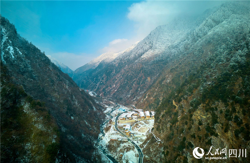 藍天下的雪山村寨。胡宇攝