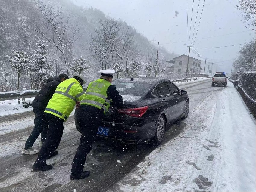 達(dá)州市萬源縣加強(qiáng)道路交通重點(diǎn)路段巡查和管控，并采取除冰除雪措施。四川省應(yīng)急管理廳供圖