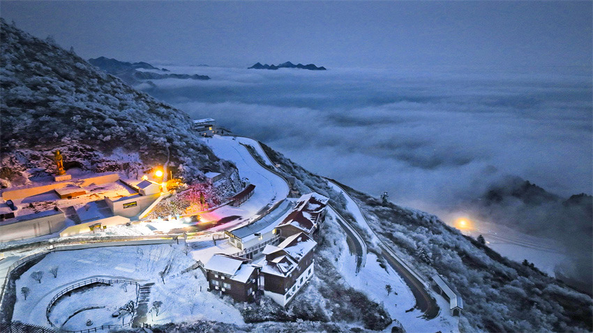 夜雪明燈八臺山。石仲攝