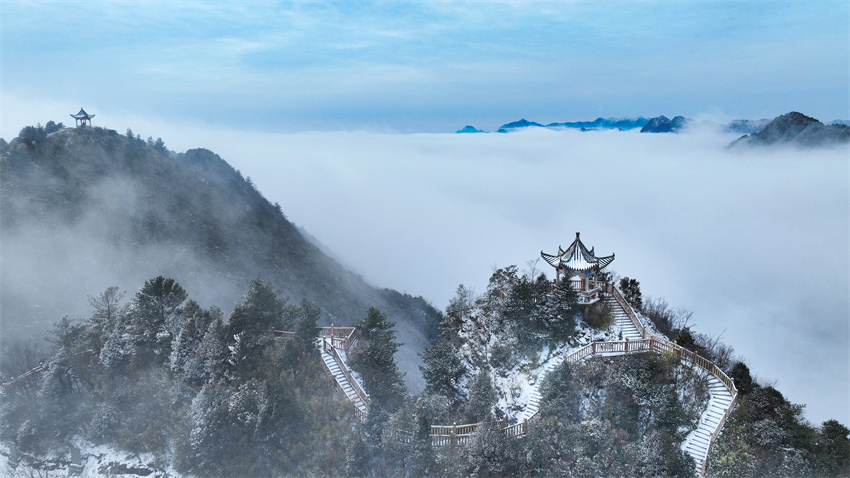 云橫雪嶺家國在。石仲攝