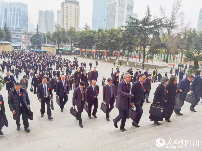 人大代表正在進入會場。人民網記者 朱虹攝