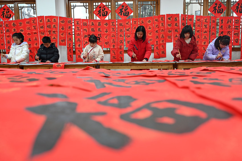 為社區居民書寫春聯和“福”字。蘭自濤攝