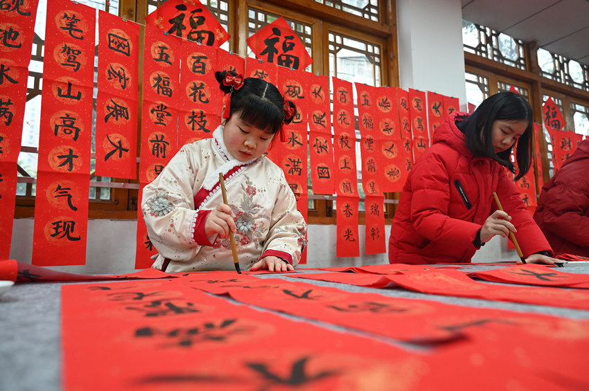 為社區居民書寫春聯和“福”字。蘭自濤攝