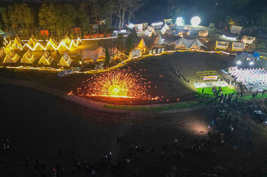 2月1日，傳統(tǒng)匠人在眉山市彭山區(qū)金燭村的萬家水碾夜市為群眾表演國家級非遺“打鐵花”。翁光建攝