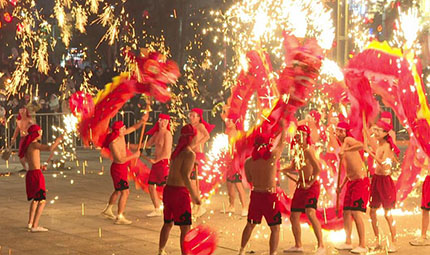    走，除夕到四川天府新區(qū)看打鐵花、舞火龍！      龍年除夕，在四川天府新區(qū)天府國際會議中心禮儀廣場，將迎來2場震撼人心的千年絕技演出，非遺火龍和鐵花秀將照亮夜空。屆時，銅梁火龍非遺傳承人將領(lǐng)銜9條長18米的火龍，穿梭在漫天鐵花之中，呈現(xiàn)“人在火中舞，龍在火中飛”的絕美景象。【詳細(xì)】    