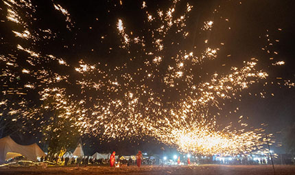    打鐵花、逛夜市、套大鵝 四川眉山彭山年味濃      2月1日，四川省眉山市彭山區(qū)金燭村的萬家水碾夜市上演了一場“打鐵花”表演，帶來濃濃年味，吸引了眾多市民觀看游玩。同時，夜市現(xiàn)場還有套大鵝、煙花表演、篝火晚會、傳統(tǒng)小吃街等形式多樣的消費場景供市民體驗。【詳細(xì)】    