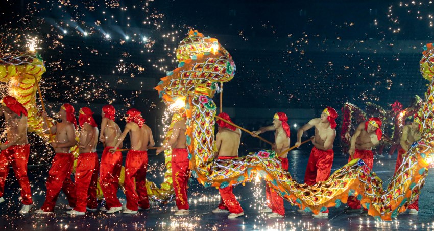    打鐵花 舞火龍 四川達(dá)州非遺巡演鬧新春      近日，“龍耀巴渠·歡樂達(dá)州——2024年四川省達(dá)州市迎新春非遺大巡演”在達(dá)州市體育中心激情上演。【詳細(xì)】    