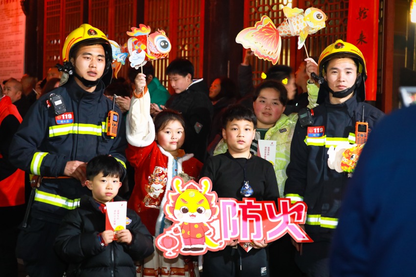 在內江圣水寺，群眾與在執勤巡邏的消防員合影。四川消防救援總隊供圖