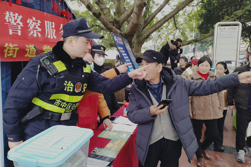 “警察服務崗”執勤民警為群眾服務。樂山公安供圖