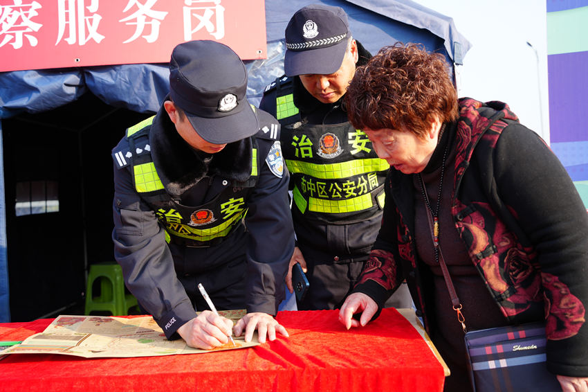 “警察服務崗”執勤民警為群眾服務。樂山公安供圖