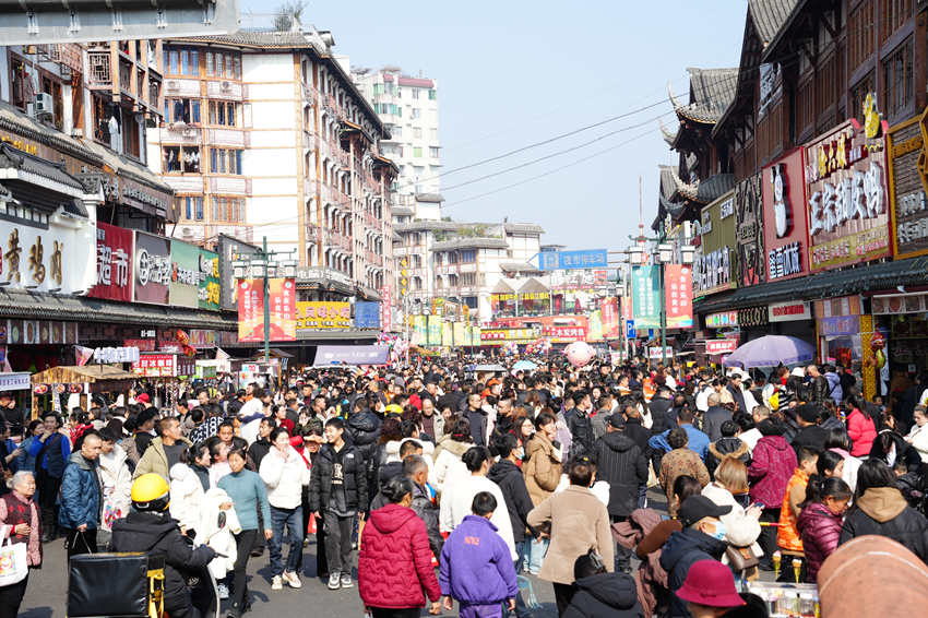 大年初一，樂山市公安局市中區(qū)分局在人流如織的張公橋美食街設(shè)置的“警察服務(wù)崗”。樂山公安供圖