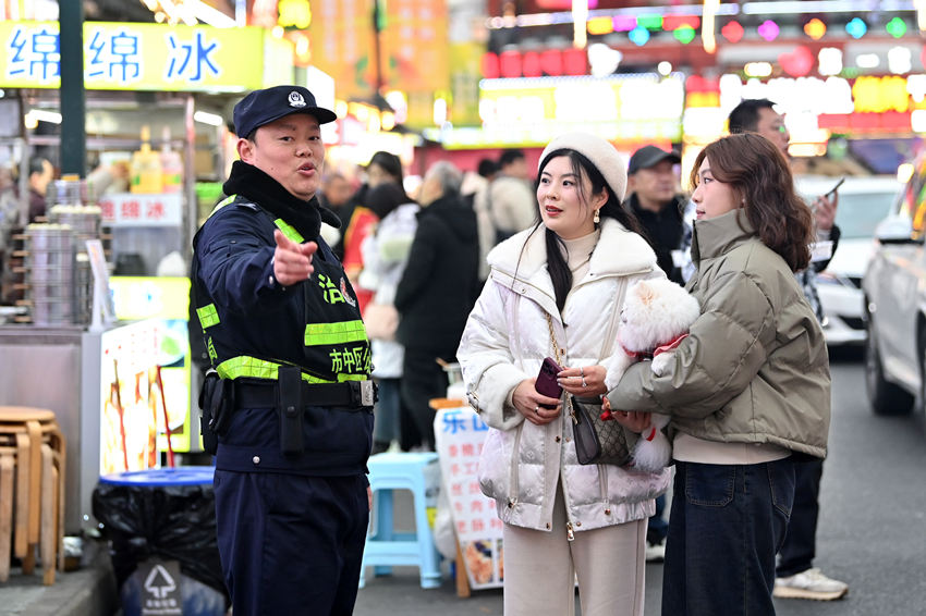 樂山市公安局市中區分局張公橋派出所副所長白科翔在為游客指路。樂山公安供圖