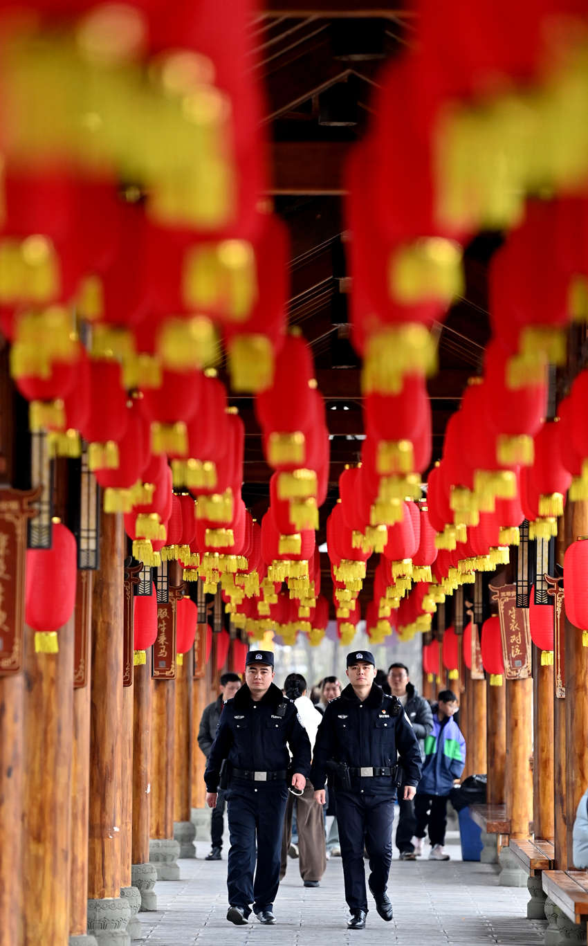 蘇稽廟會(huì)現(xiàn)場，樂山市公安局市中區(qū)分局民警在巡邏。樂山公安供圖