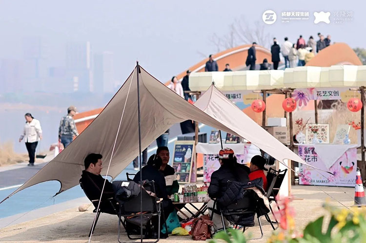 在草地上圍爐煮茶。天府新區融媒體中心供圖