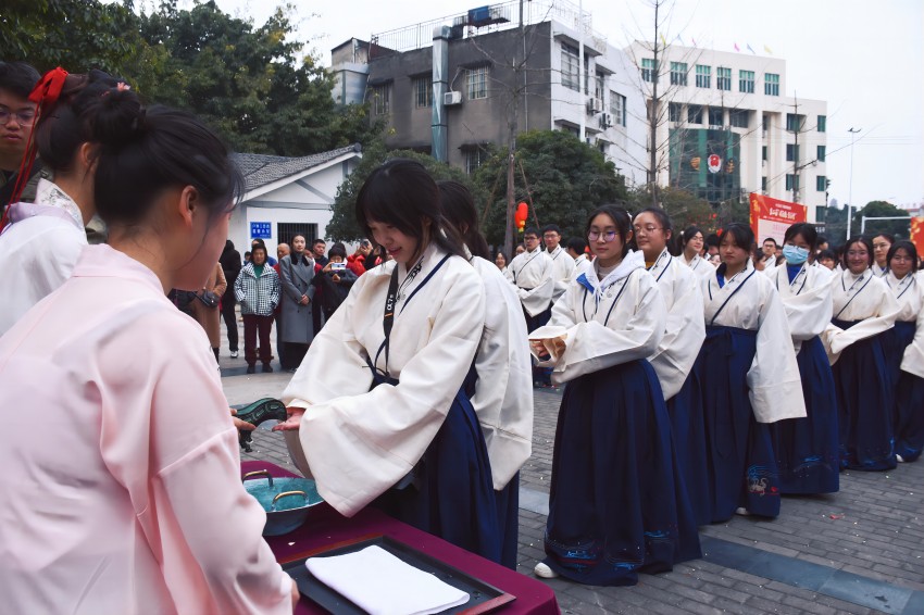 “奉匜沃盥”。中江縣委宣傳部供圖