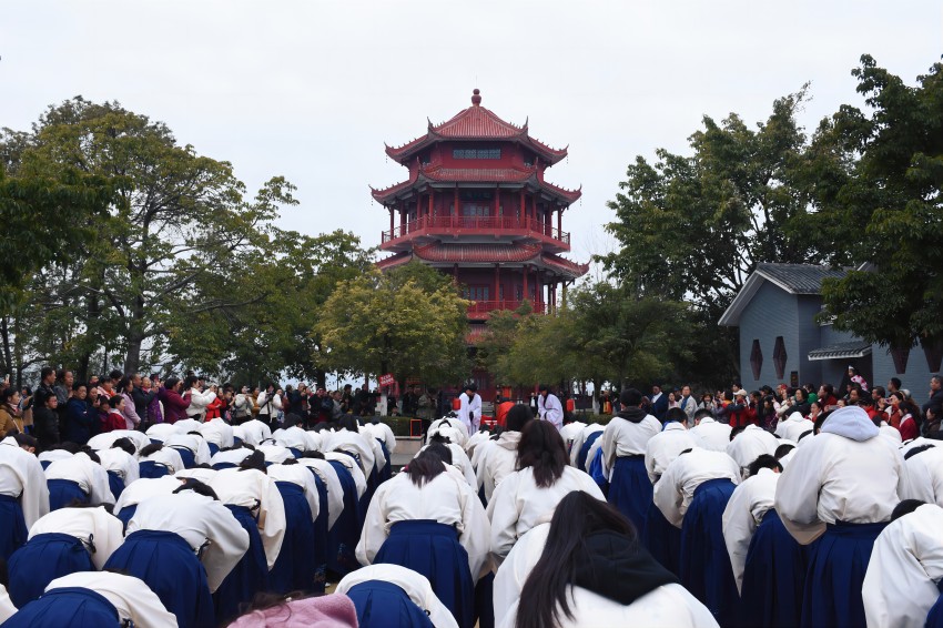 魁山閣下禮敬先賢。中江縣委宣傳部供圖