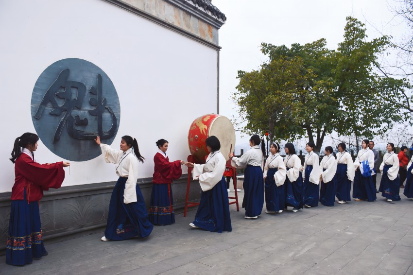 擊鼓摸“魁”。中江縣委宣傳部供圖