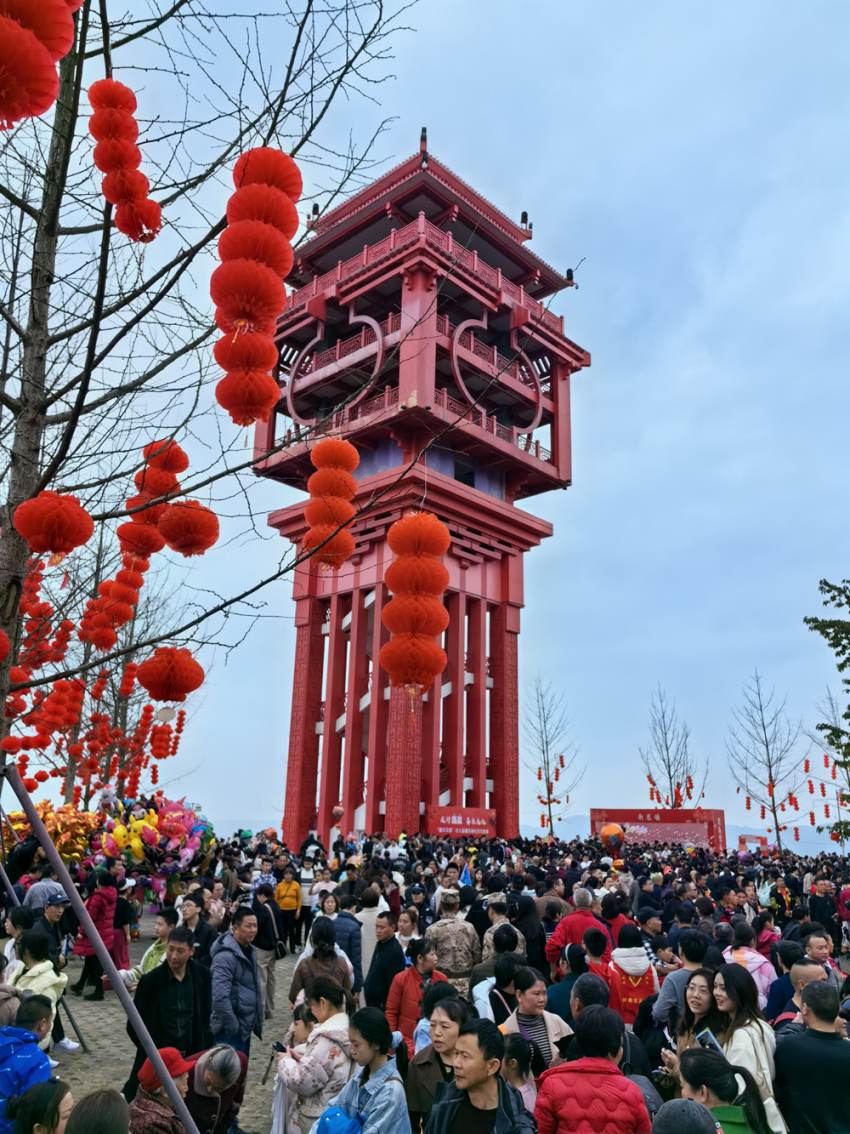 市民登高到達州市鳳凰樓。達州日報社供圖