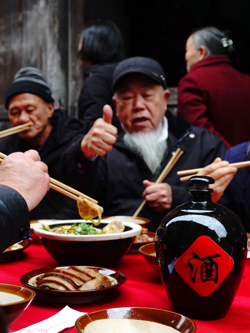 共品百家宴，共慶元宵節。曹雪攝