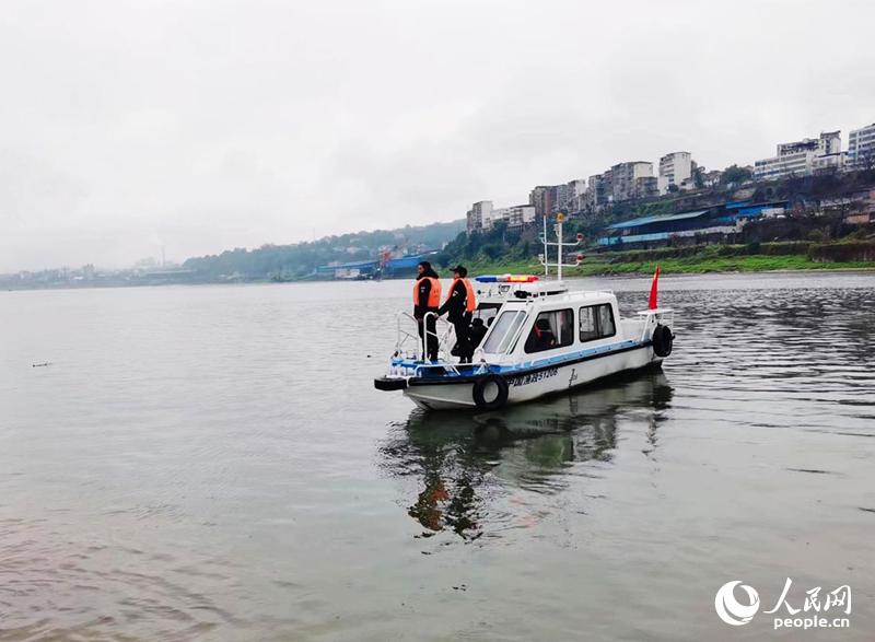 合江縣自然保護地服務站巡護隊隊員乘船巡護。人民網 彭茜攝