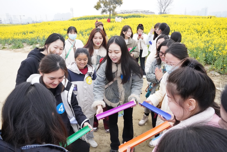 建筑女職工“花式過(guò)節(jié)”。中建三局三公司供圖