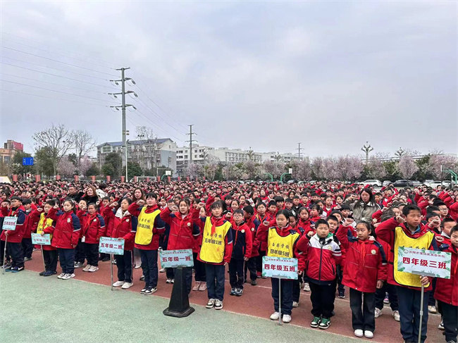 “2024年資陽市中小學校森林防滅火主題教育”啟動儀式，全校師生積極參與。圖片來源：楊維麗