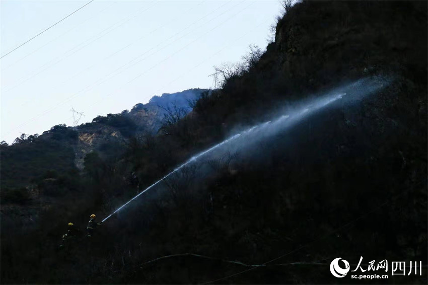 森林消防員在滅火。人民網記者 朱虹攝