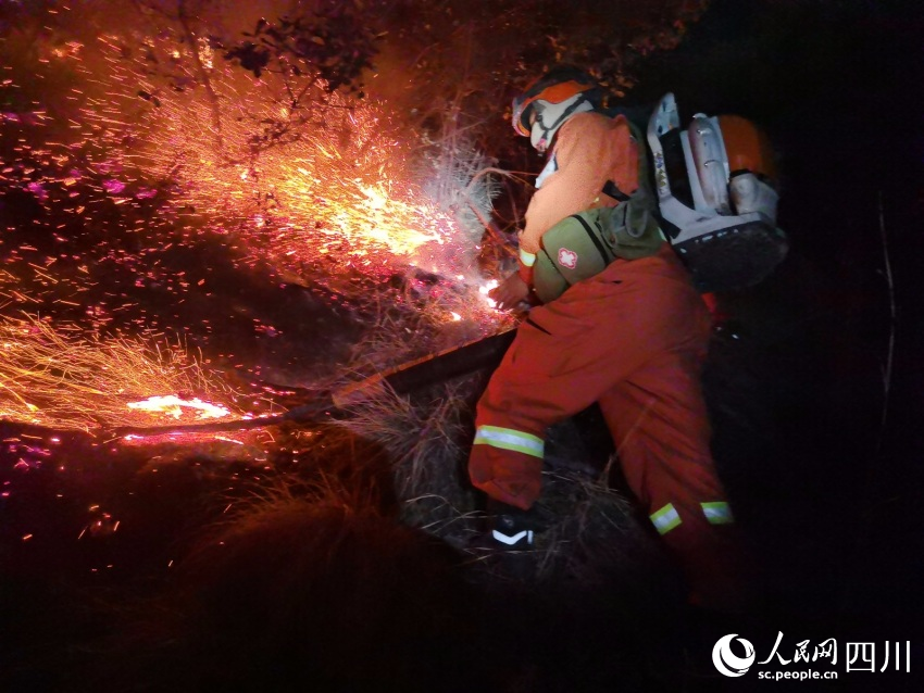 四川省森林消防總隊涼山州支隊森林消防員正在全力撲救山火。樊文淵攝