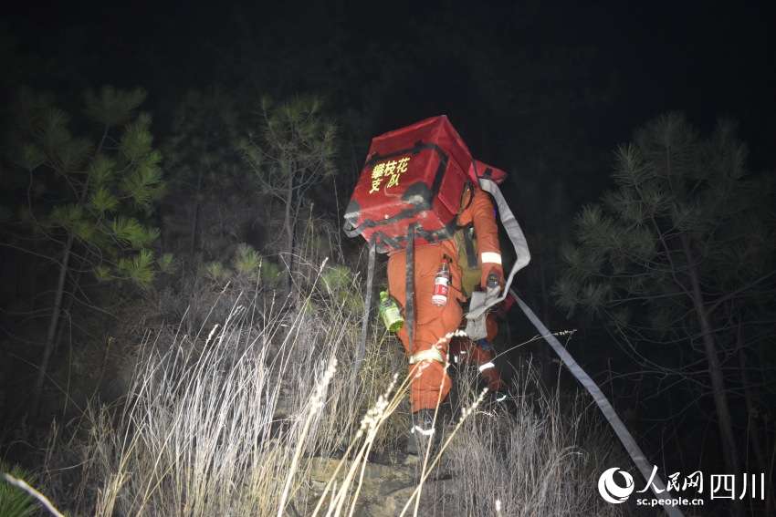 四川省森林消防總隊攀枝花市支隊森林消防員正在搬運物資。殷豪良攝