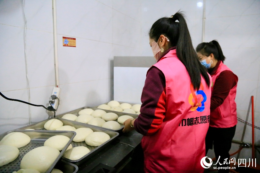 “愛心饃饃”出鍋。人民網記者朱虹攝