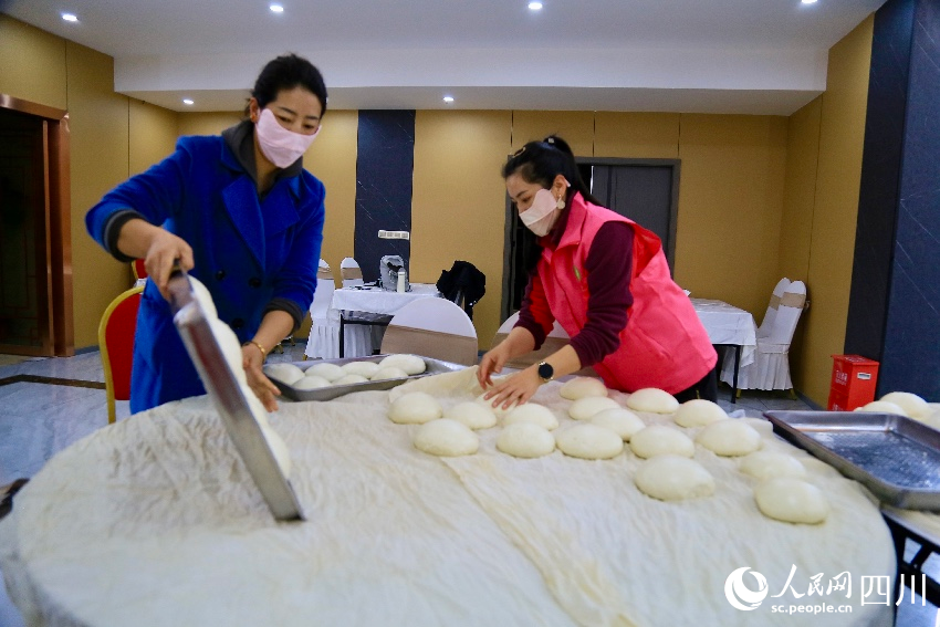 “愛心饃饃”團隊制作好的饅頭。人民網記者朱虹攝