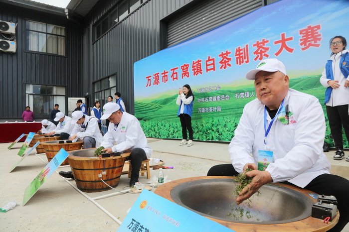 制茶高手上演指尖上的激烈“較量”。馬發海供圖