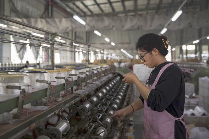 圖為海雅紡織工人在生產車間操作設備。宜賓市翠屏區結對幫扶工作隊供圖