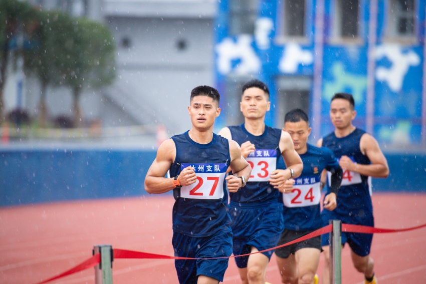 消防員在雨中進(jìn)行5000米跑比賽。達(dá)州市消防救援支隊(duì)供圖