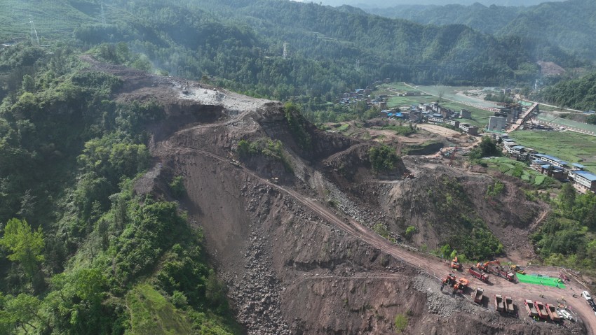 西渝高鐵樊噲站破土動工現場。中鐵六局康渝項目部供圖