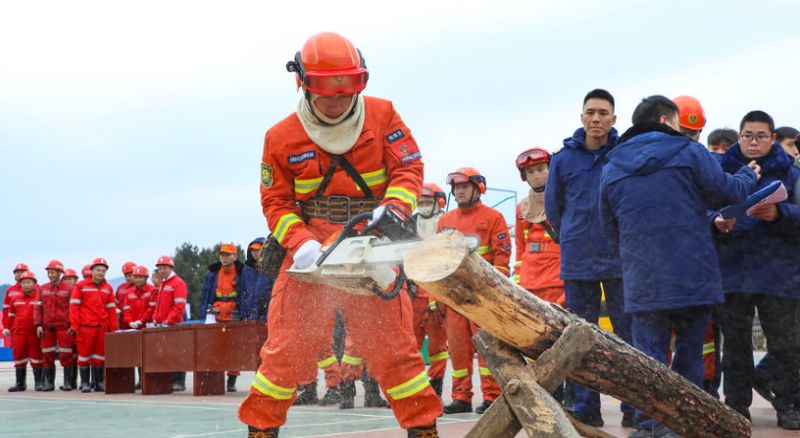 2023年12月17日瀘州市綜合應急救援支隊青年隊員參加森林撲滅火拉練比武。朱菊云供圖