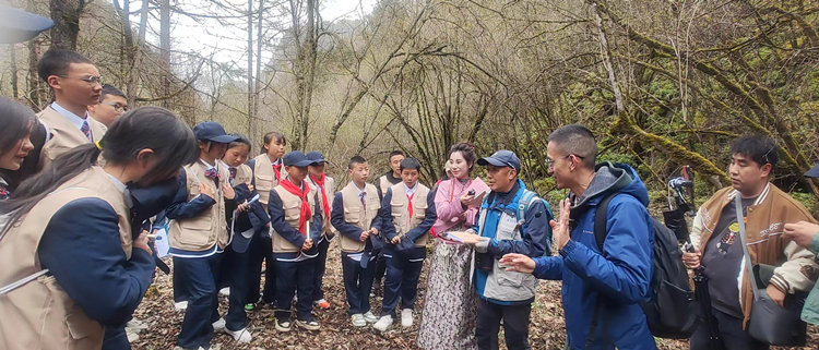 孩子們聽專家講解。黃管局供圖