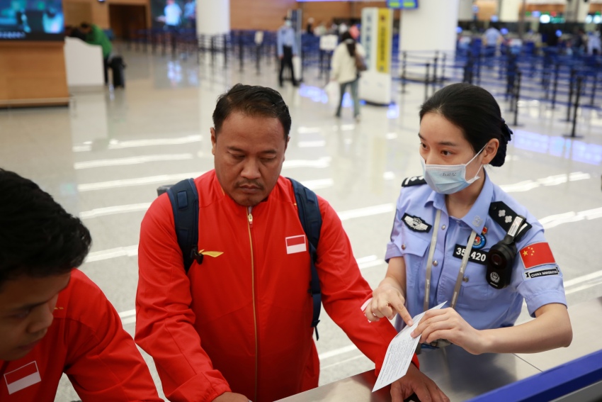 湯尤杯決賽涉賽會人員正在填寫外國人入境卡。成都出入境邊防檢查站供圖