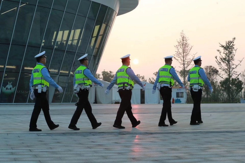 民警正在執(zhí)行成都世園會安保工作。成都公安供圖