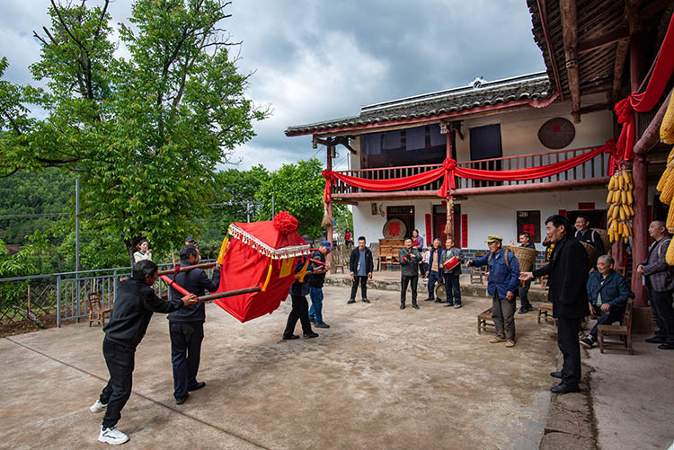 大紅轎到家。張文良供圖