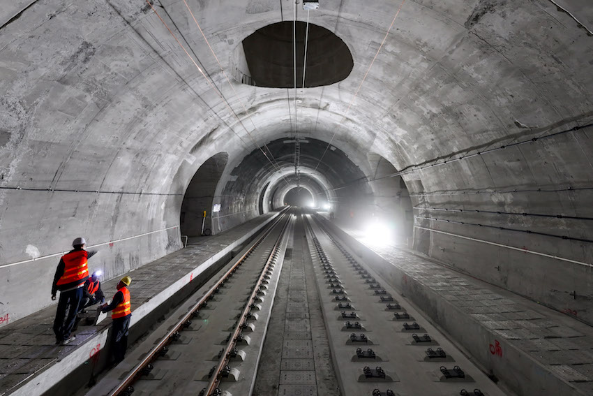 隧道中修建了防災(zāi)救援站，途徑列車一旦在隧道中遭遇危險(xiǎn)，可運(yùn)行至救援站緊急疏散旅客。成蘭鐵路公司供圖