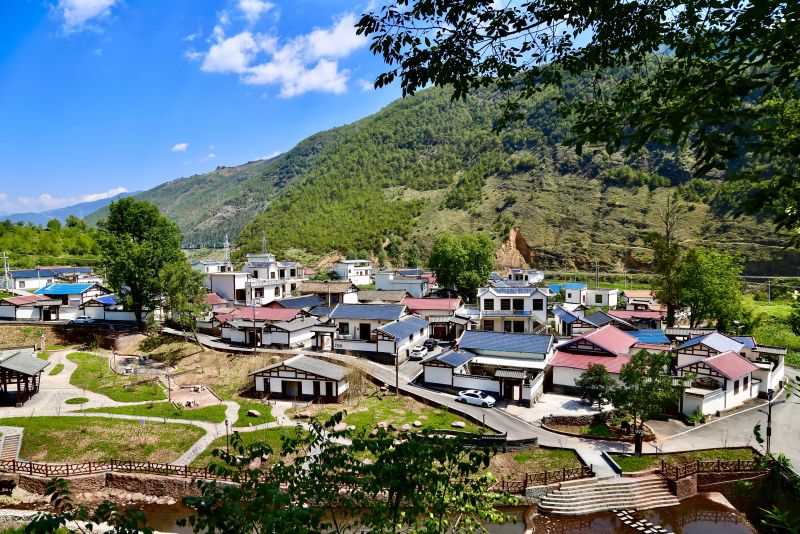 茶香飄滿山、村居舊貌換新顏。喜德縣委組織部供圖