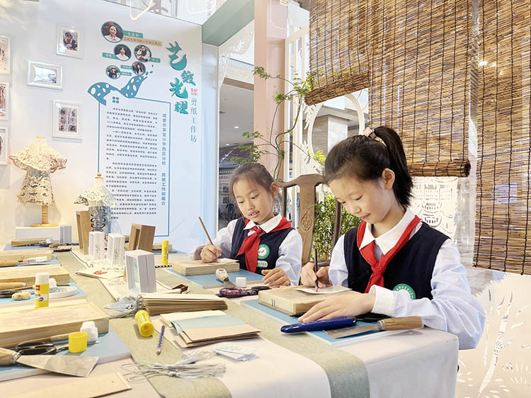 學生做剪紙。成都市草堂小學西區分校供圖