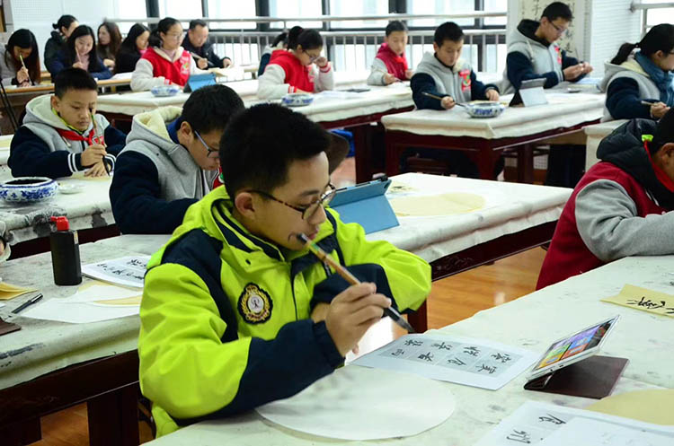 學生正在練書法。成都市泡桐樹中學供圖