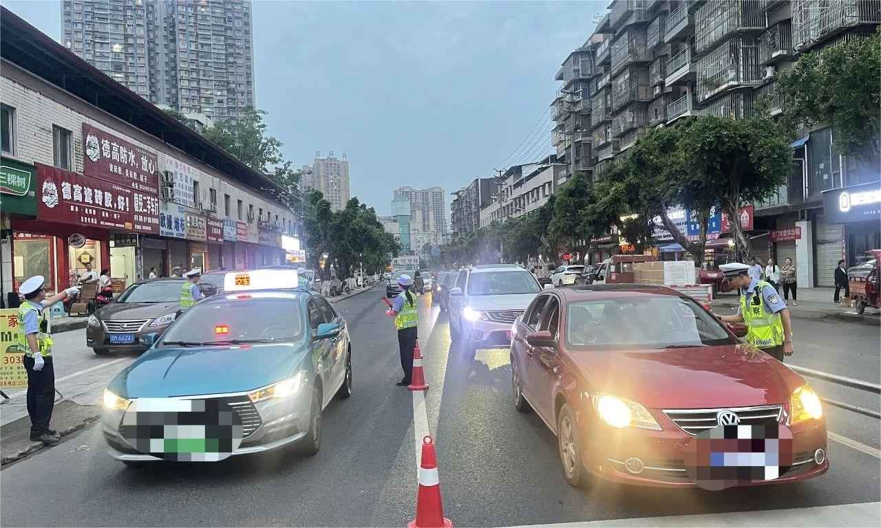 資陽(yáng)公安交警高考前期排查通行車輛。資陽(yáng)公安交警供圖