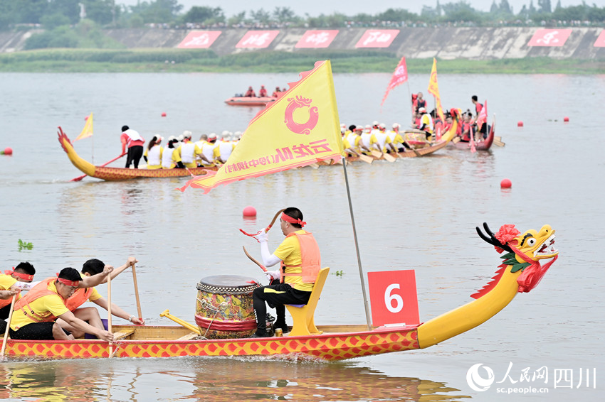 龍舟賽現(xiàn)場(chǎng)。人民網(wǎng) 趙祖樂(lè)攝