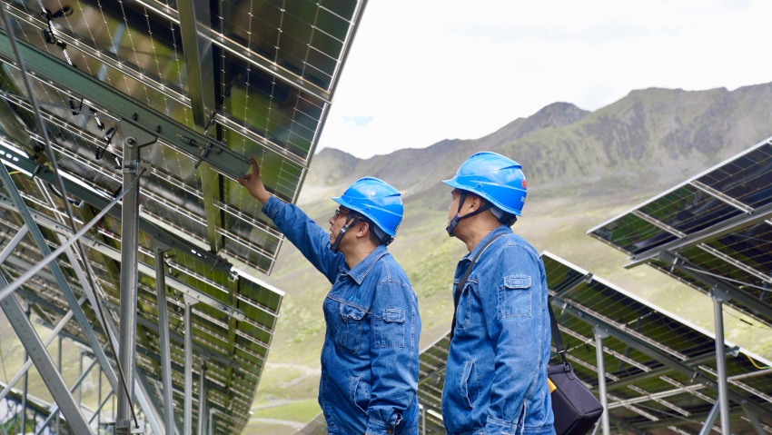 光伏電站全面投產運行，員工正在實時監控數據。華電新能源供圖